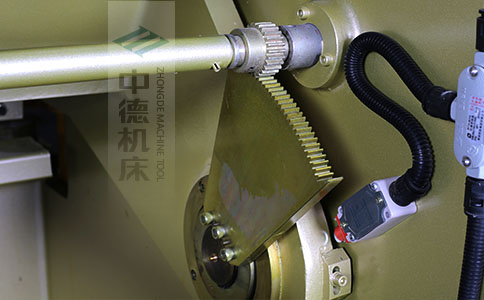 ZDS-832采用高精度刀片間隙調節齒輪，經過淬火高硬度又耐磨，表面鍍鋅不生銹，長年累月使用依然有很高的調節精度.jpg