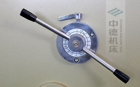 ZDS-640剪板機刀片間隙手動調節器，刻度清淅，調節省力又簡便.jpg